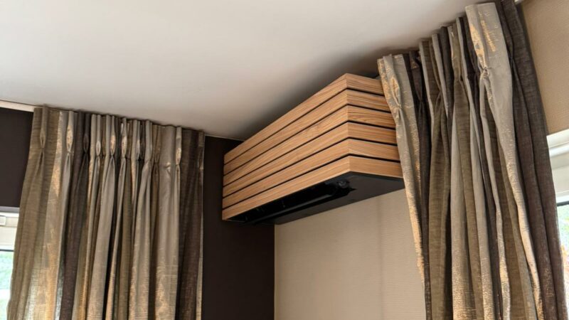 Installation climatiseur Toshiba Daiseikai avec caisson personnalisé Installation climatiseur Toshiba Daiseikai avec caisson personnalisé